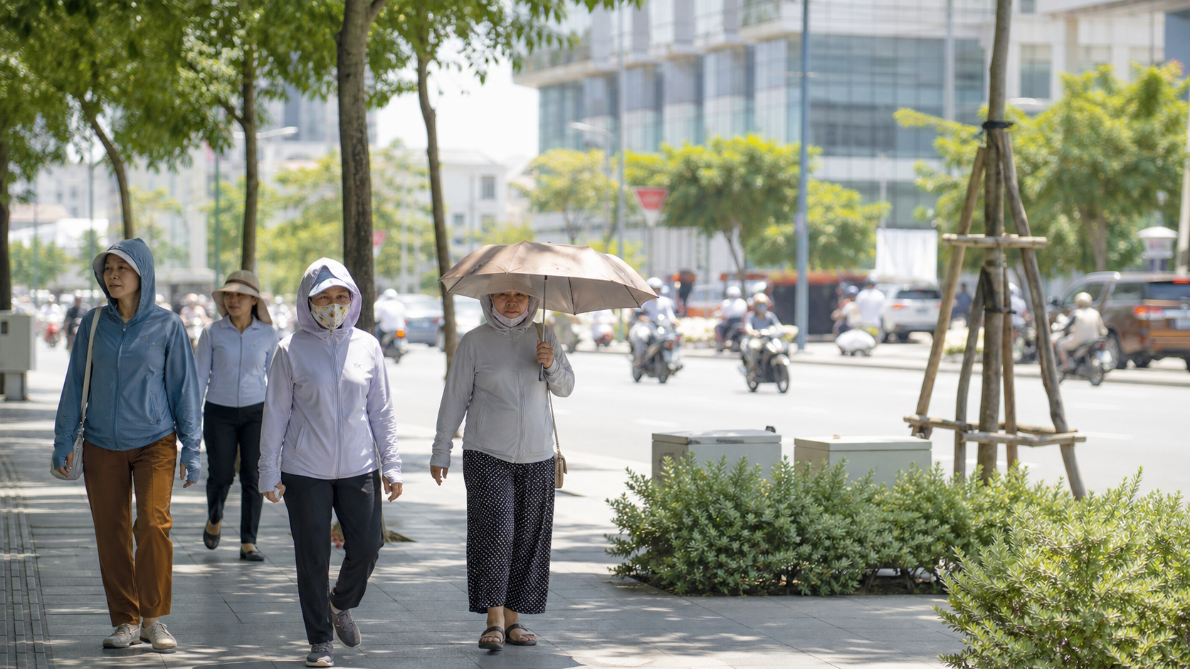 Người đi bộ trong đô thị Việt Nam chủ động tìm bóng râm