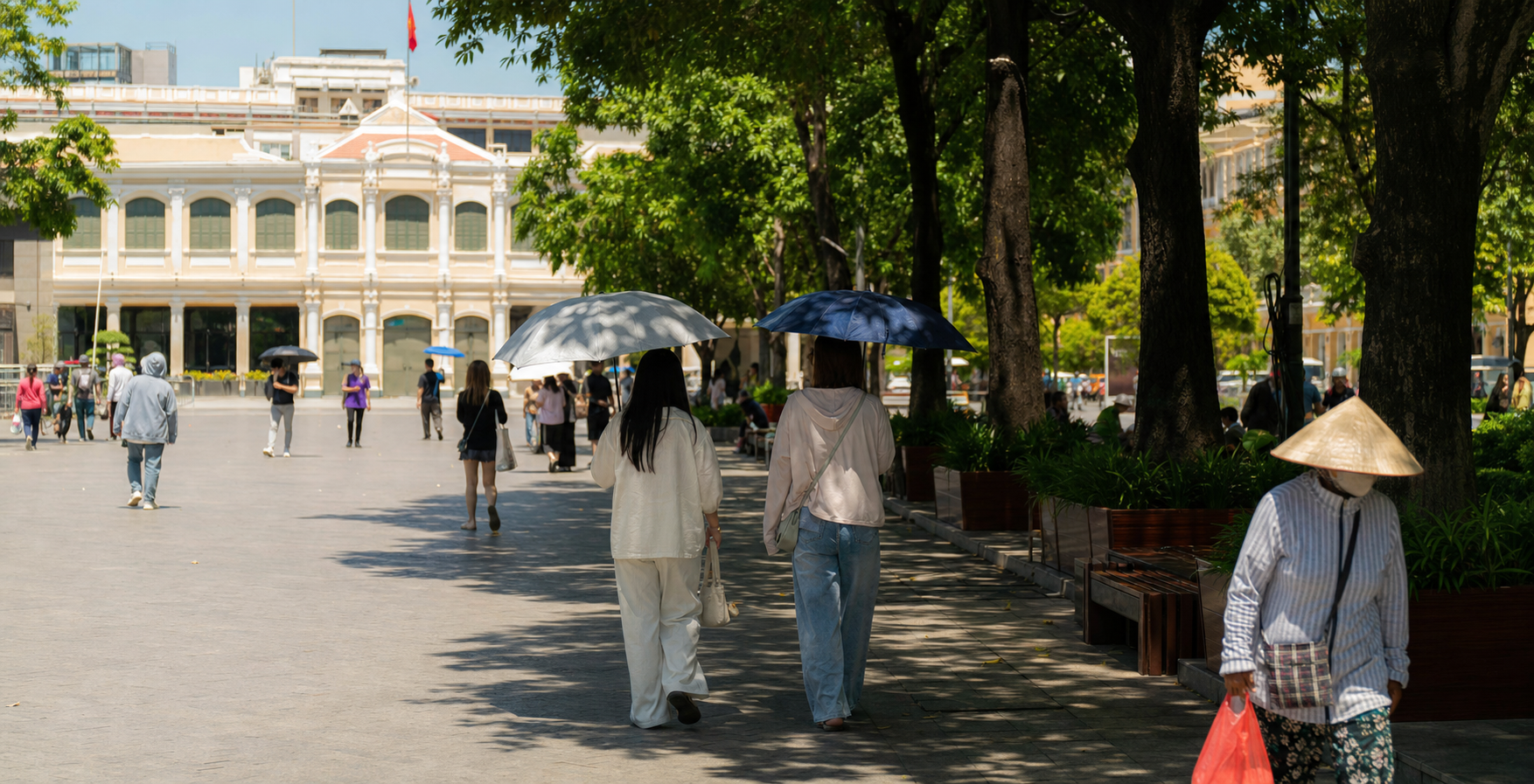 Nhịp sống mùa nắng tại đô thị Việt Nam với nhiều lớp che chắn